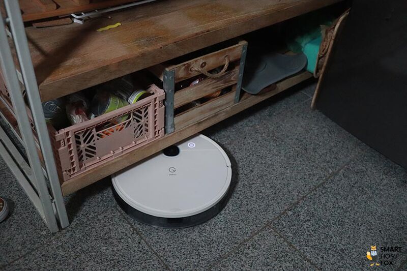 Yeedi Vac Roboter saugt unter einer Kommode